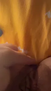 玩弄下面粉粉嫩嫩的湿穴