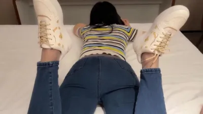 打电话学妹，闷骚牛仔裤穿着丝袜，如玉的身材嗲声嗲气的淫叫