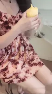 后入嫂子时闺蜜打来电话被她闺蜜听见了 嫂子求我内射