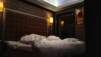 晚上和女友散步累了直接附近酒店开房过夜