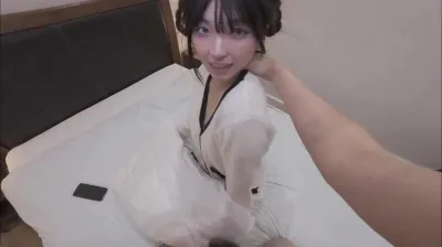 远程操控老婆，提前给老婆找好的肌肉体育生在酒店等候，让老婆不穿内裤单