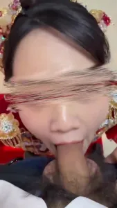 新娘外面还等着接亲呢就过来口交伴郎的鸡巴