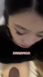 命令她找个当地人操逼做爱，结果不是刮风就是下雨，终于在当地酒吧被人勾