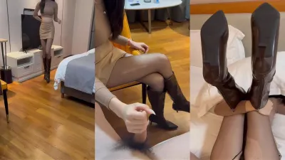 皮裙长靴御姐！足底插穴用闷了一天的丝袜臭脚足交接着塞进骚穴打桩