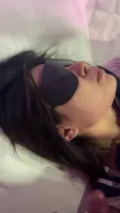 骚逼人妻背着老公来3p