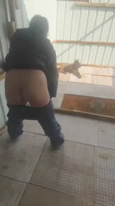 丽姐在山上寂寞难耐，受邀上山在苟旁边给她受精，席地而操