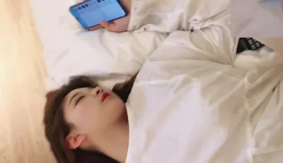 不是玩手机吗，怎么舒服的闭上眼了，你个小骚话还聊男模呢