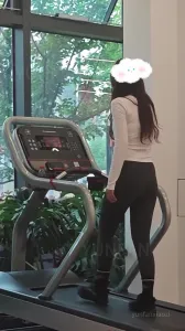 健身房瑜伽裤里包裹的是蜜桃臀，长腿女后入啪啪，大屁股就要往死干