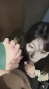 高铁上吃鸡 还没说完直接吞了