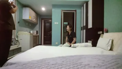 生意太好了！提前两天才约上东郊熟女阿姨，上门各种花样体验个遍
