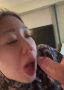 风韵犹存的人妻吃大鸡