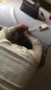 射里面吧 骚逼衣服都没脱就被按在桌子上内射