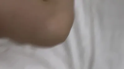 [原创] 深圳高颜值夫妻3P老公亲自把美妻腿分开邀请单男插入