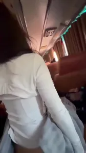 人妻忍不住直接在大巴车后排直接插入