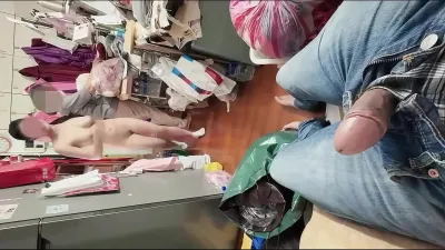 刺激！在服装店当着裁缝阿姨的面和男友操逼 边操还边跟阿姨聊天