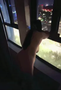 开窗操楼下车来人往