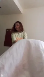 同小区留守少妇 送娃回来偷情