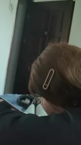 小迷妹玩手机一点都不耽误吃几把