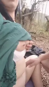 野外挑逗50岁露脸熟女大妈，水真多