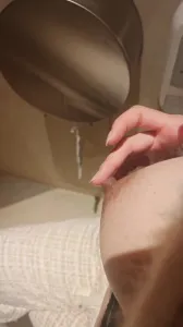 公司厕所惊现馒头