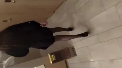 勾搭巨乳气质美女老板，奶子坚挺圆润，购物中心厕所操逼