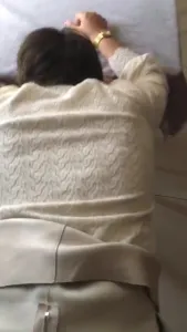 偷情短发熟女 衣服都没脱 按在沙发内射