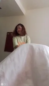 露脸出轨少妇 上着班出来偷情