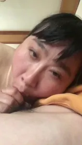 熟阿姨太会吸舔鸡巴了 完全上头 无套内射她