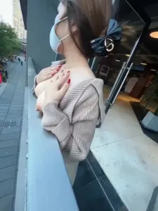 大白天户外露出也不怕被看见