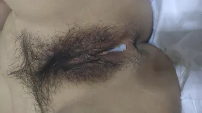 看着精液从巨乳少妇的屄里流出