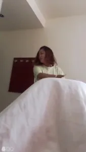大波浪熟女的肉臀 骗老板拿快递跑出来偷情
