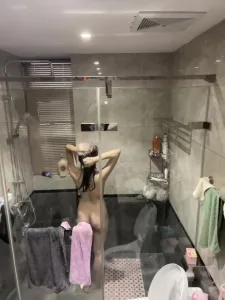 分享老婆洗澡