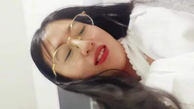 眼镜必反差！饥渴淫妻母狗约操单男口交舔脚对着窗口后入