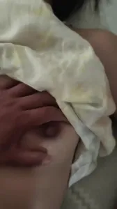 绿友要看贫乳人妻被摸