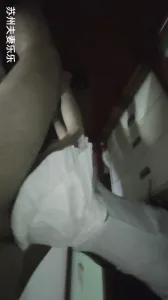 老婆被网友按在衣柜上面操。太骚了