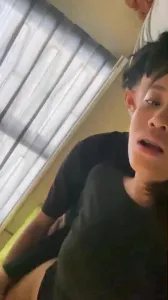 带牙套的黄头发妹妹