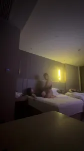 微胖人妻背着老公偷情自带黑丝，水特别多后入自己动，和老公从来没爽过