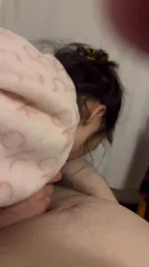 复旦女博后品尝美味酸奶肉棒，津津有味