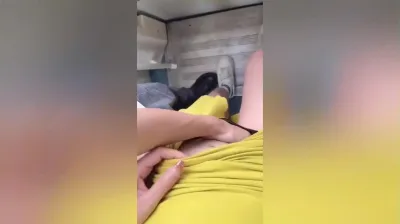 火车上无聊随机勾引大哥厕所啪啪啪