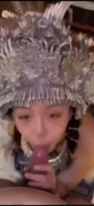 老哥得吃当地民族服装妹妹