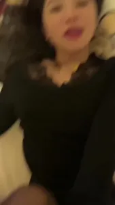这样的骚少妇到底哪里去找啊，油亮黑丝连体服，好想操她