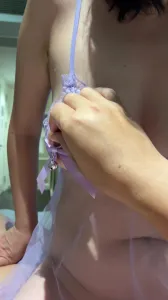 紫色战袍大奶人妻上位三番战  这大奶子吃起来真爽