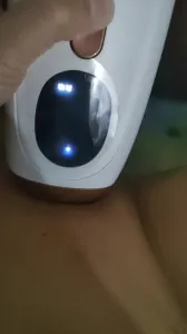 让别人老婆给逼毛脱光