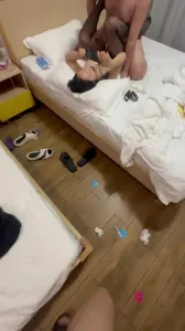 满屋子地上都是避孕套，可惜没一个是老公的，老公带娇妻第一次来4p被羞