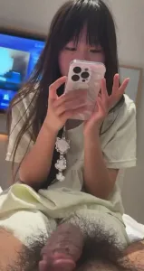 露脸给男友回消息的女大无套内射有完整版有全套