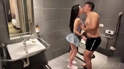 真的 迫不及待了！来不及了！在卫生间里开干吧！