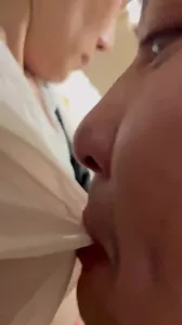 和禁欲很久的美女房东约炮！她接她爸电话时我鸡巴还插骚穴不停抽插，真刺