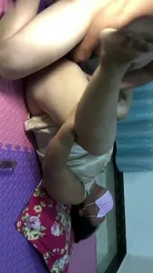 丰满大屁股熟女老公出差了不在家，去她家偷情，在地上操逼太爽了