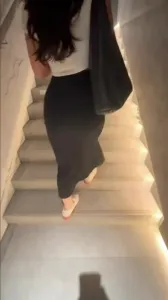 水滴奶少妇，巨乳肥臀，走两步路肥臀一扭一扭十分性感，极品肥臀不知道征