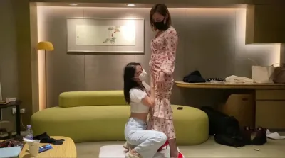 老板酒店潜规则两个美女下属换上黑丝高跟一起玩双飞